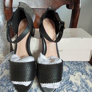 ✨ Taryn Rose Ladies/Women's Black Leather Sandal.  9B ✨
